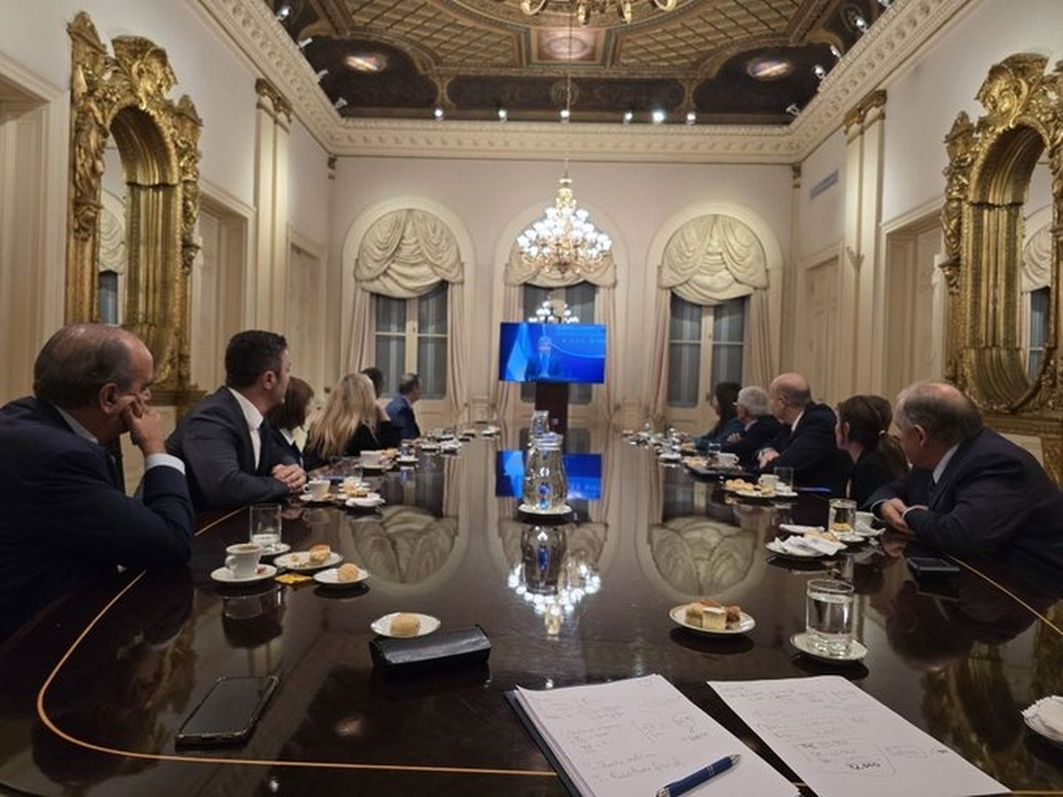 La foto subida por Javier Milei escuchando el anuncio de Luis Caputo.