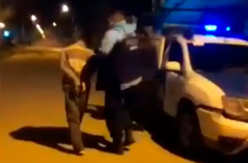 Intentó apuñalar a su hermana y a la policía