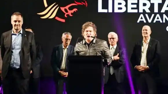 El Gobierno frena medidas sobre los dólares en efectivo y acusa al kirchnerismo de trabar el debate