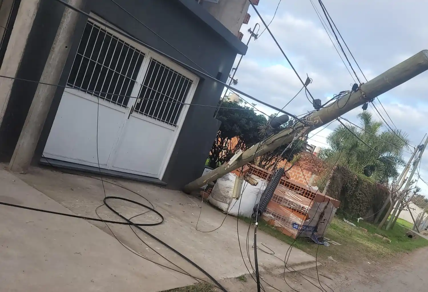 Las consecuencias de las maniobras que se observan en el video: postes y columnas caídas sobre autos y casas.