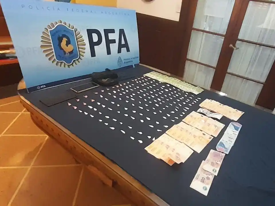 Los agentes secuestraron 170 dosis de cocaína que estaban dispuestas para la venta.