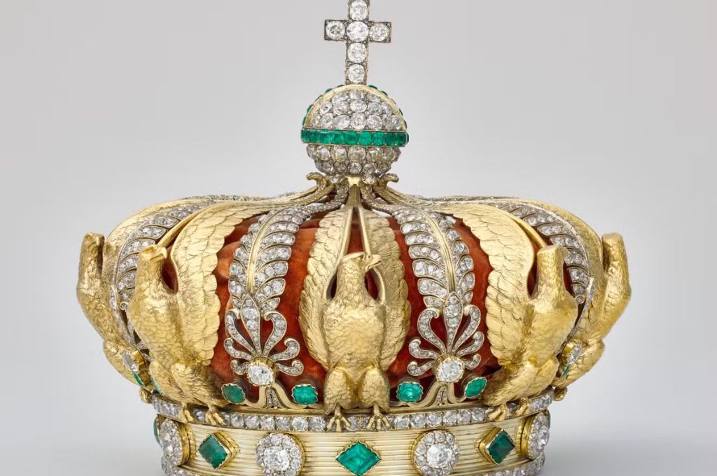 La corona de la Emperatriz Eugenia fue encontrada rota en la calle.