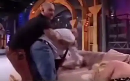 VIDEO: En vivo, se enteró que lo engañaba con su hijastro y la golpeó  