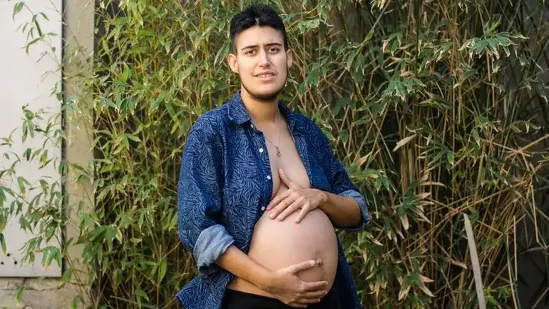 Está gestando mellizos pero va a ser papá