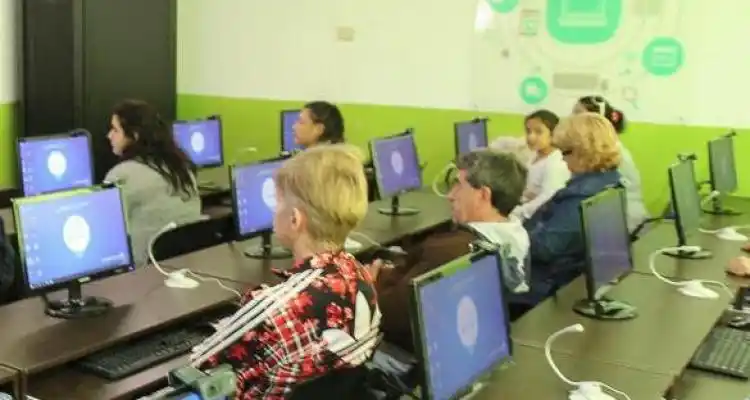 Alfabetización digital para adultos en el CIC