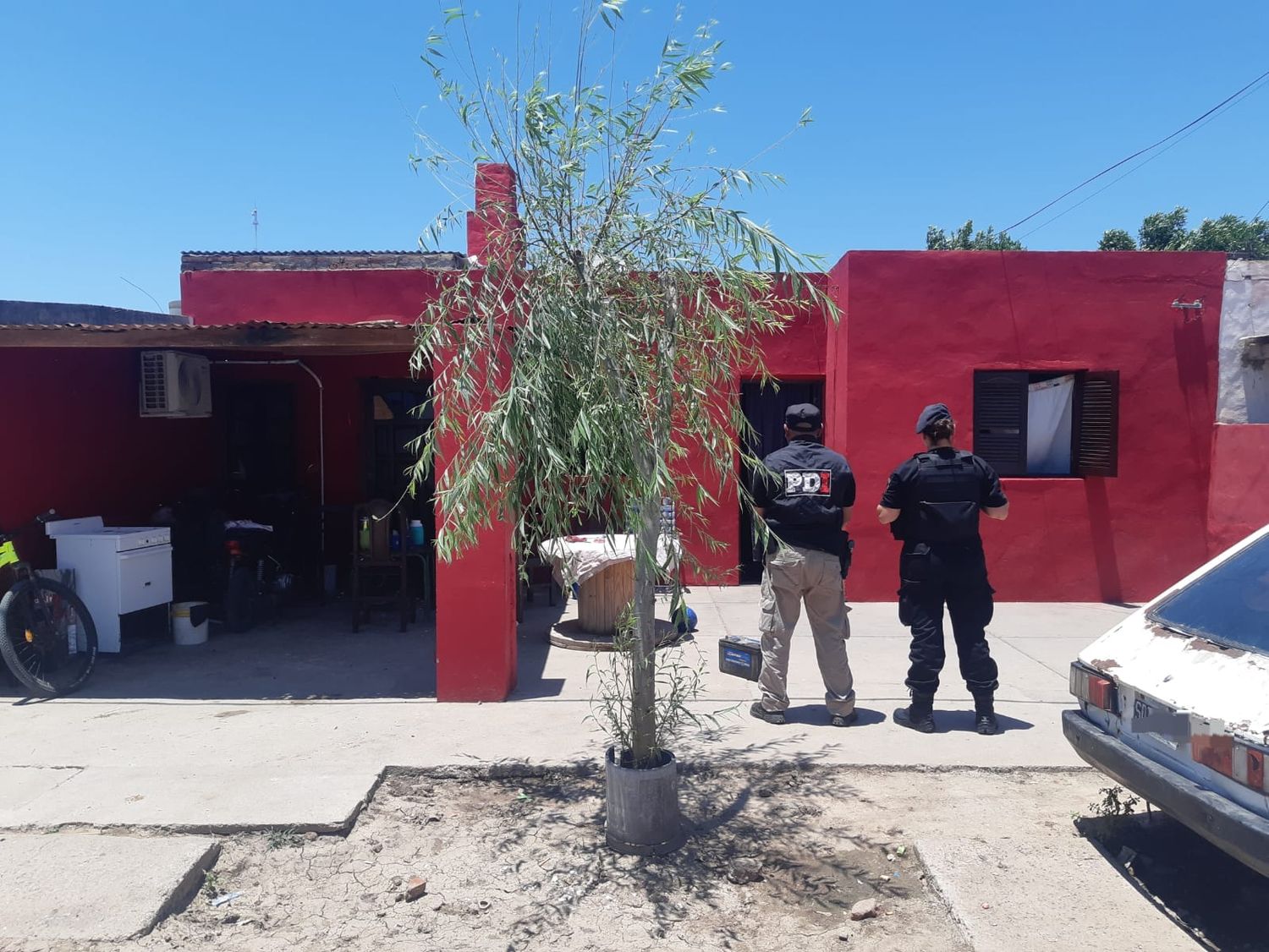 Allanamiento y resistencia a la autoridad: intentó darse a la fuga, pero fue interceptado y reducido