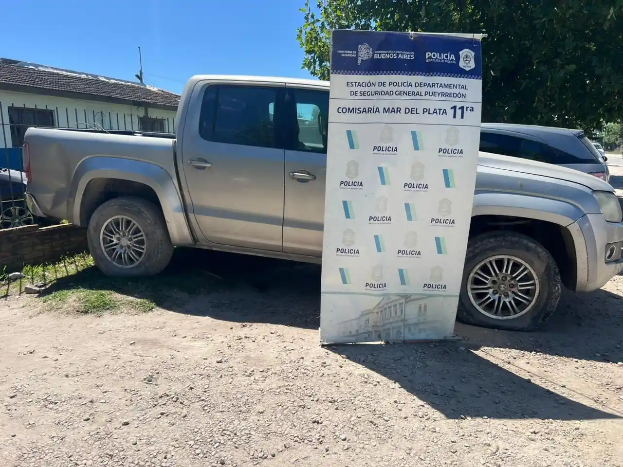 En el lugar encontraron una batea marca Pettinari con pedido de secuestro por una causa de robo tramitada en Quilmes, una camioneta Volkswagen Amarok y una Dodge Ram, ambas requeridas por el Departamento Judicial Mercedes.