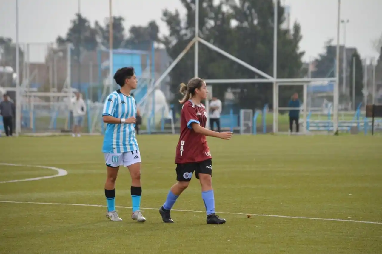 Micaela Espinoza durante un encuentro con UAI Urquiza