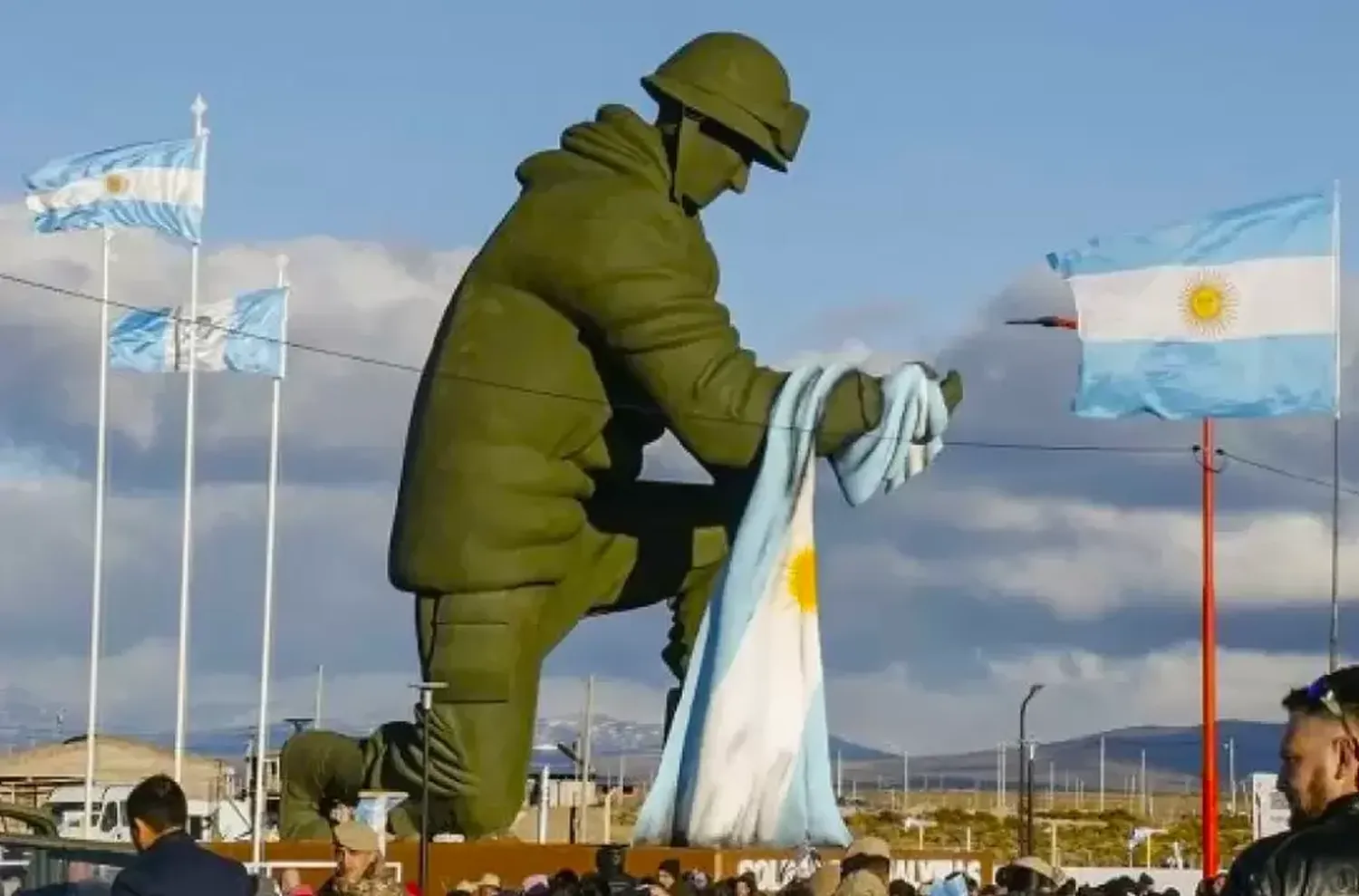 La escultura está ubicada en las cercanías de la Ruta 14 y el Acceso Fortabat de la ciudad de Zapala.