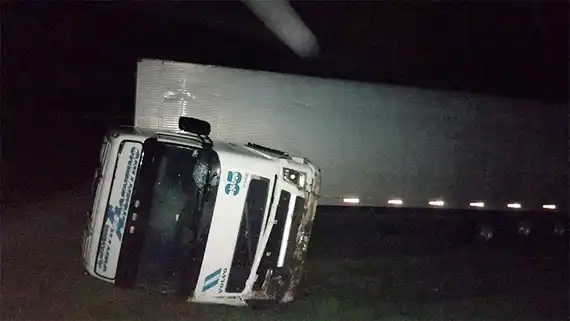 Vuelco de un camión en la autovía Artigas