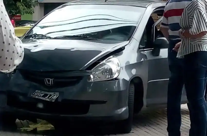 Un motociclista a contramano provocó un choque triple en el macrocentro