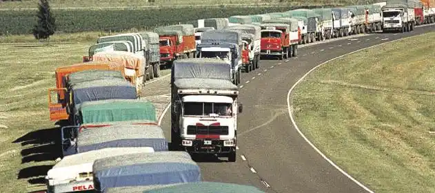 Inflación: Transportistas advierten que la suba de la nafta se trasladará a precios