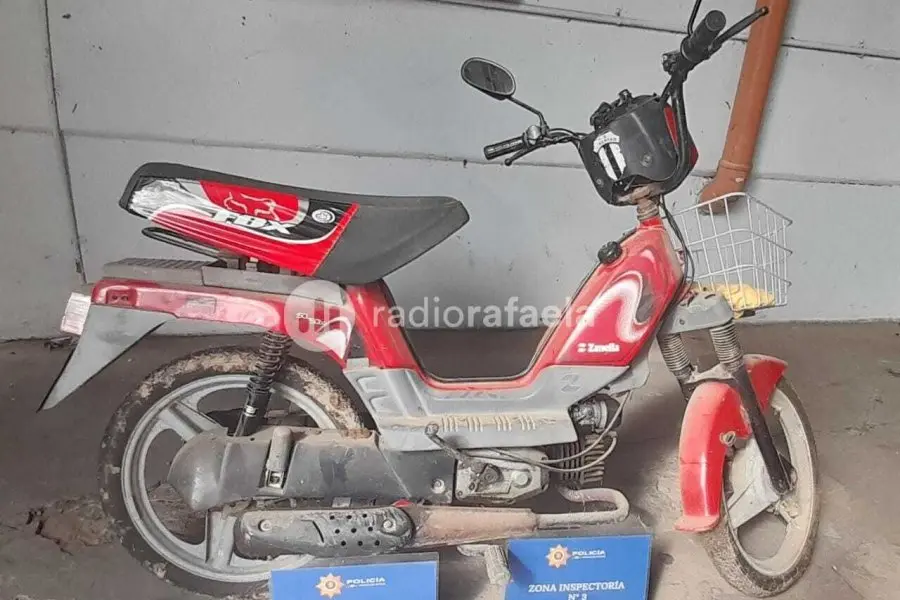 Robaron una moto y cuando le preguntaron dijeron que se la habían regalado