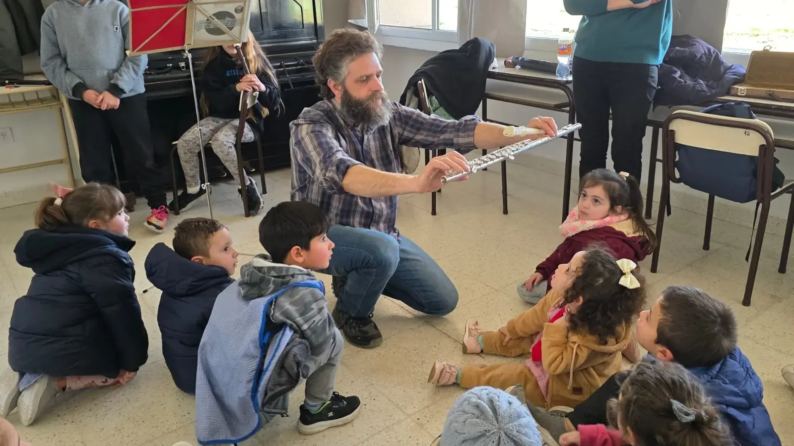Los chicos del Jardín 913 conocieron nuevos instrumentos