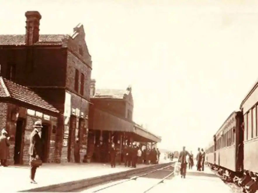 Estación de trenes, un sitio de frecuentes visitas de las delegaciones escolares. En la imagen, plena actividad del ferrocarril en 1910. Foto: Archivo Histórico Digital VT
