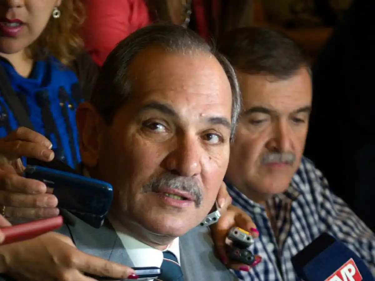 Alperovich pidió licencia en su banca de senador