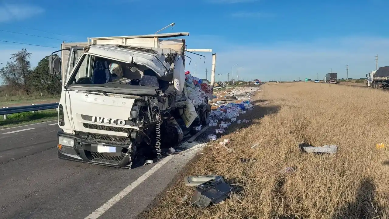 Dos camioneros fallecieron en un choque frontal en la Ruta 18