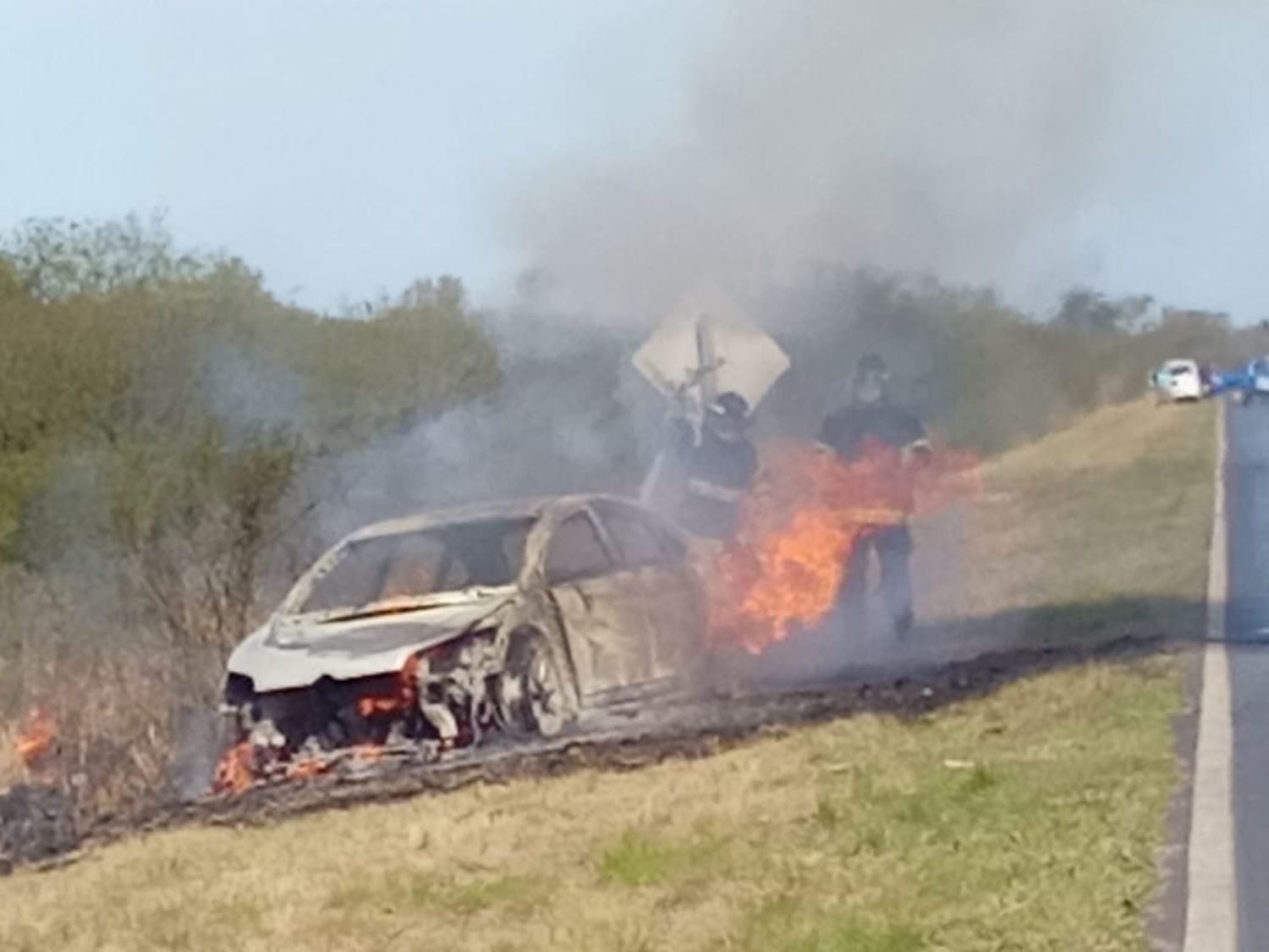 Auto incendiado en la Ruta 3.