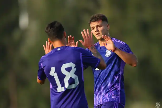 Maestro Puch festeja su gol con Aguirre.