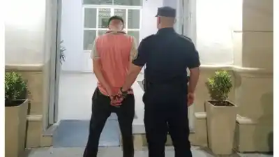 Tenía arresto domiciliario y estaba en la vereda desarmando una moto robada