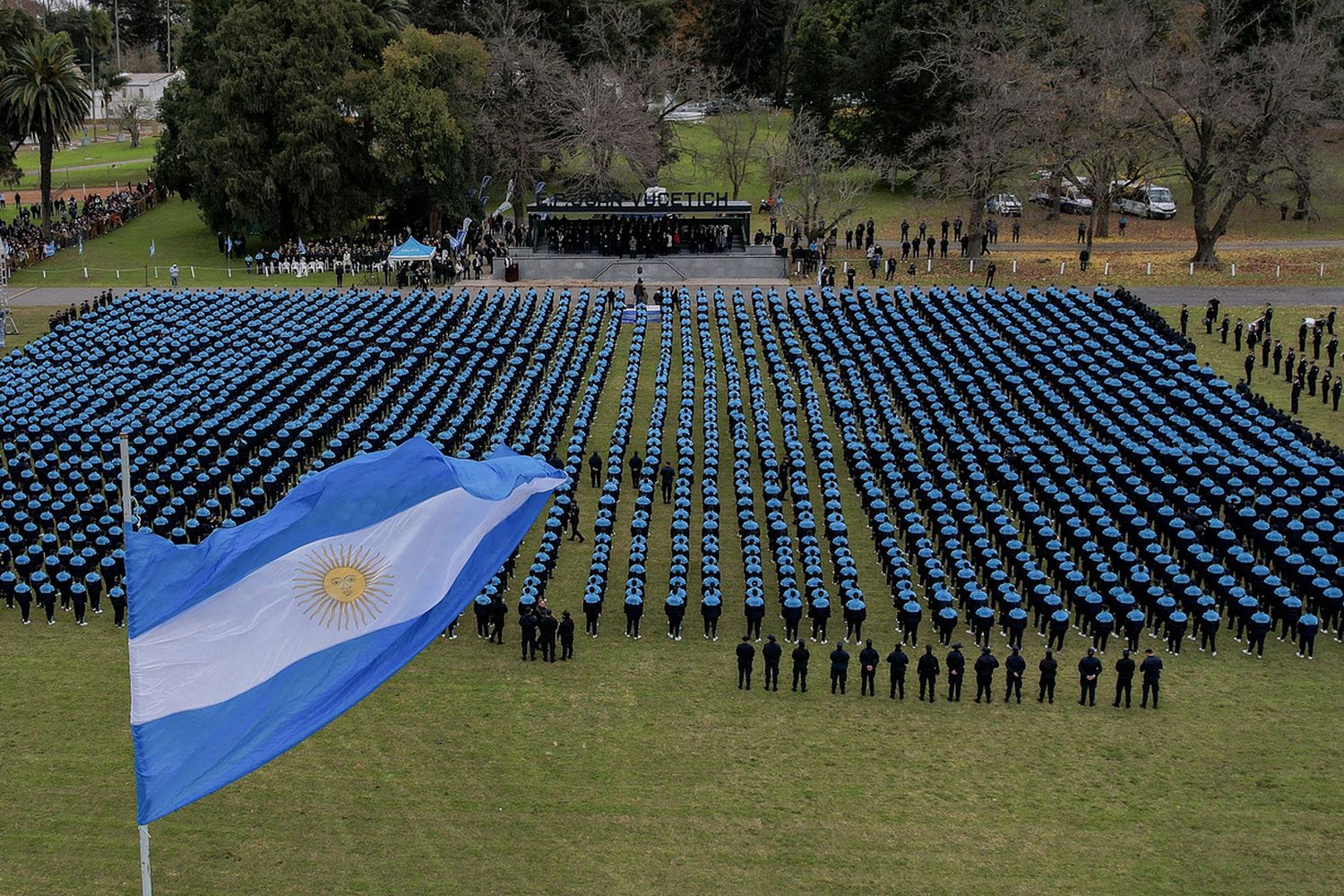 Kicillof encabezó un acto con más de 2.700 cadetes de la policía: juraron fidelidad a la bandera nacional
