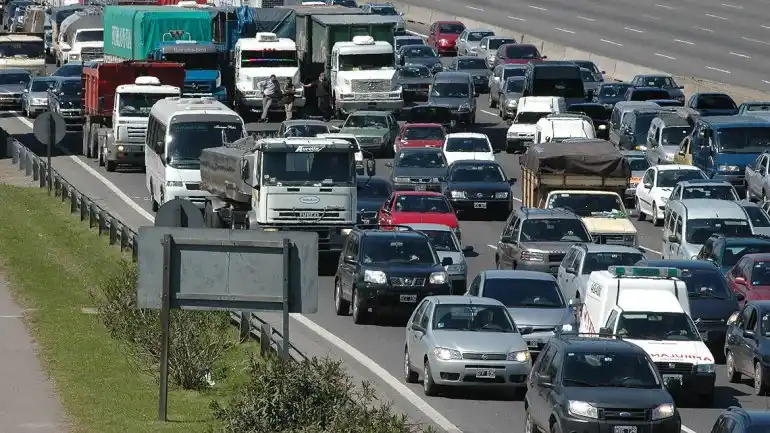 Autopista Buenos Aires - La Plata: Proponen limitar circulación de camiones en hora pico