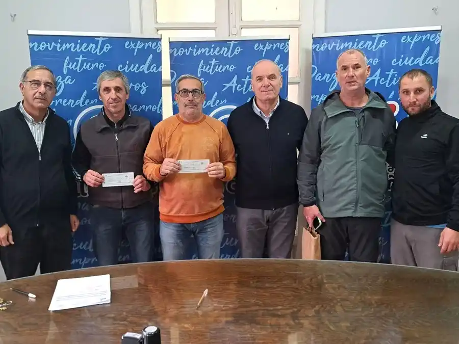 El intendente Norberto Gizzi junto a representantes de los clubes locales.