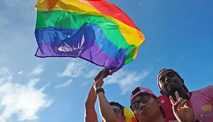 Un político pensó que "LGTB" era una localidad y prometió obras