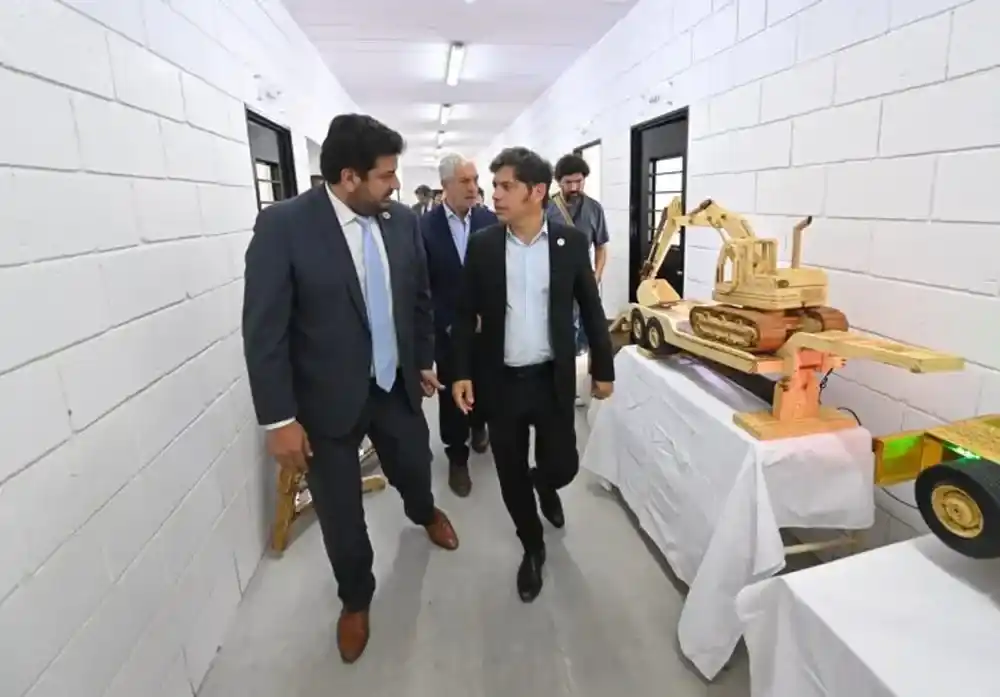 El ministro de Justicia bonaerense, Juan Martín Mena, junto a Axel Kicillof.