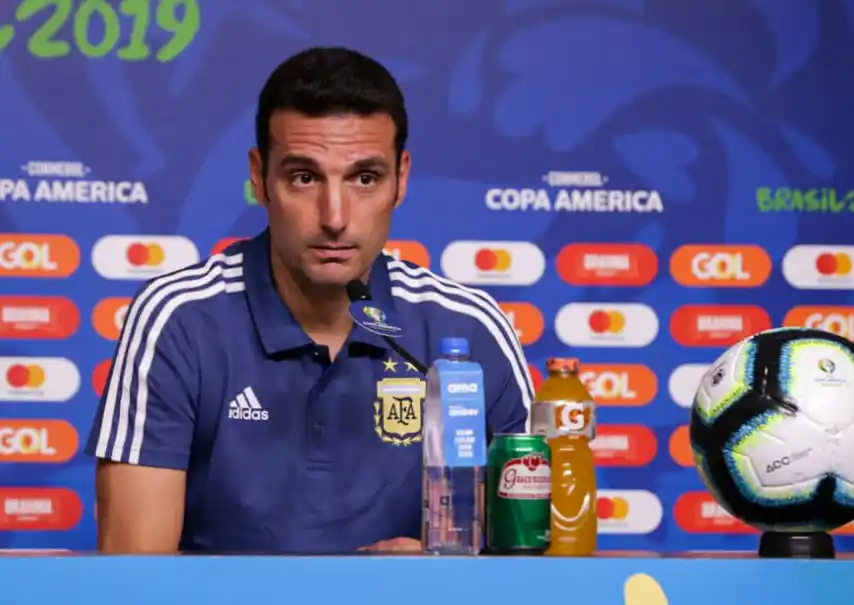 Scaloni piensa en un Messi “con dos jugadores delante”