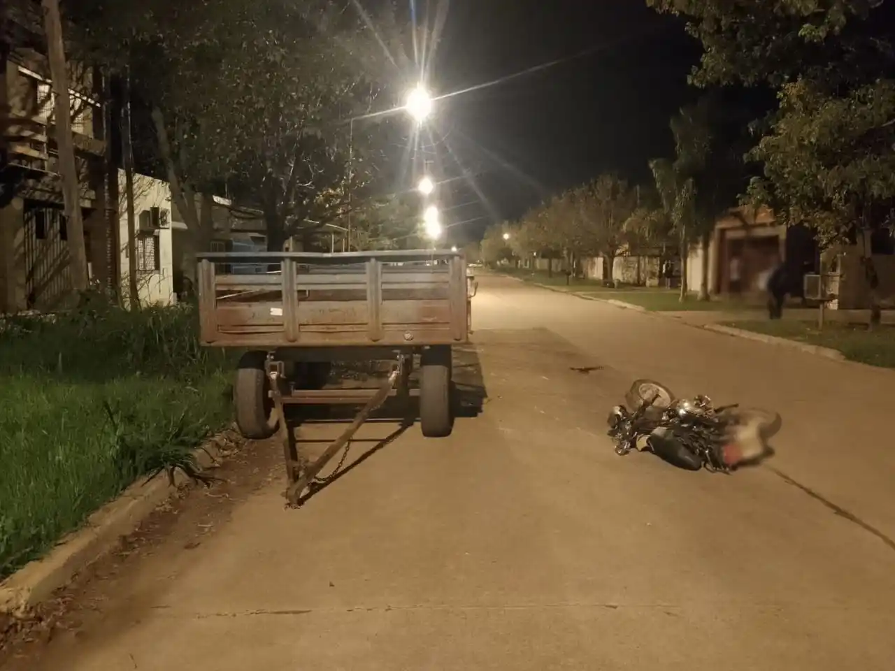 Heridas graves: un motociclista chocó contra un acoplado estacionado y terminó internado en el Hospital de Rafaela