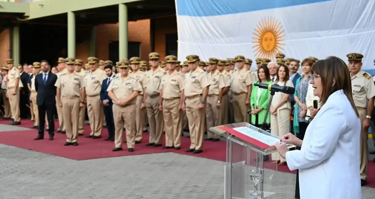 “Hoy nos convoca un momento especial para ustedes y también para nosotros”, destacó la Dra. Bullrich frente a las filas de prefectos. Foto: Prensa PNA