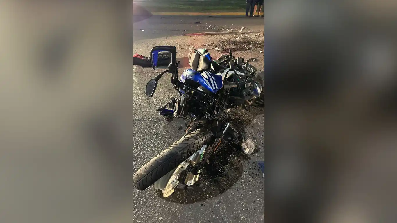 Choque entre moto y camioneta dejó a un joven con varias fracturas