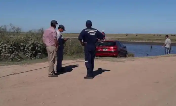 Automóvil cayó al agua tres despiste en camino vecinal