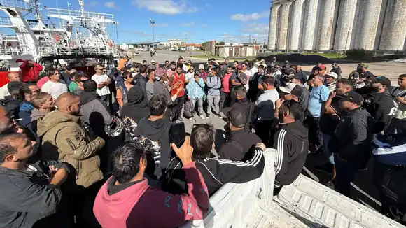 Polémica en el sector pesquero: denuncian intento de rebaja salarial del 30% para marineros congeladores