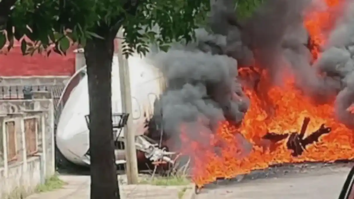 Avión estrellado contra una casa en San Fernando.