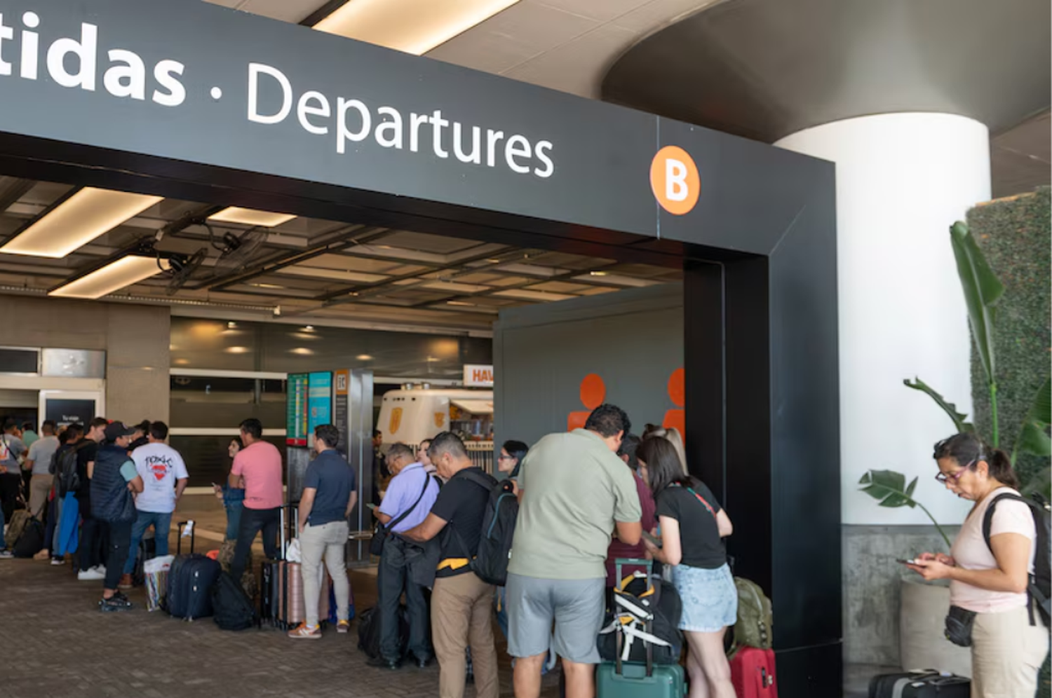 Caos en los aeropuertos: miles de pasajeros están varados por la protesta sindical