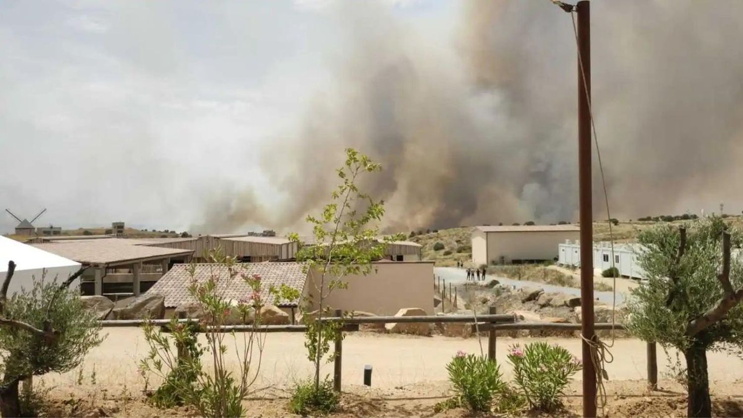 ¡EMERGENCIA EN PARQUE RECREATIVO! Evacuan 3 mil personas por incendio forestal en España