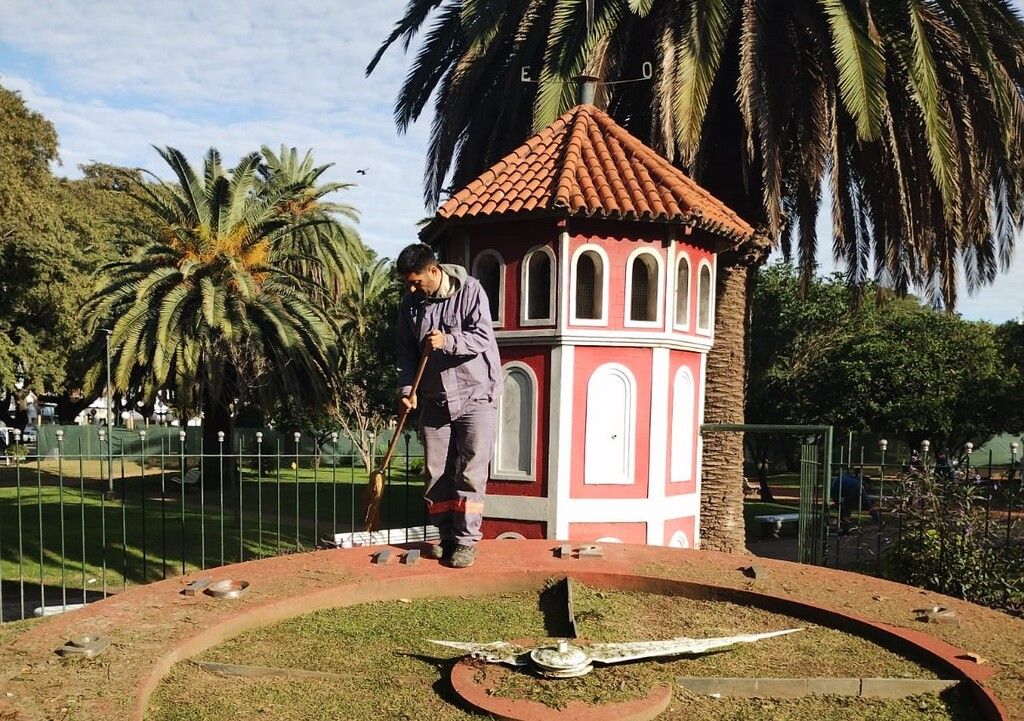 Se realizan tareas de reacondicionamiento en la Plaza 25 de Mayo