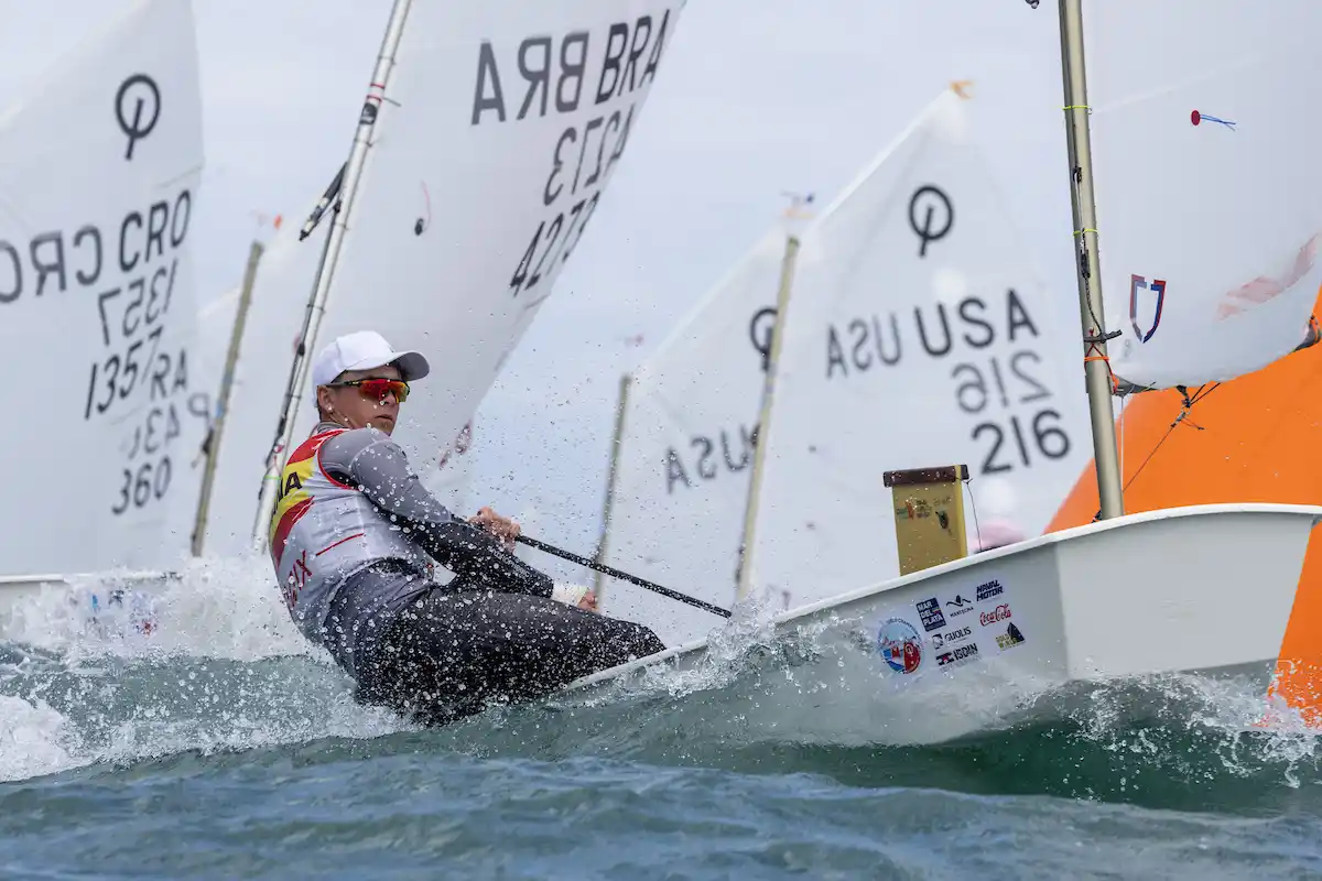 La acción de una nueva jornada en el Mundial de Optimist (Foto: Matías Capizzano)
