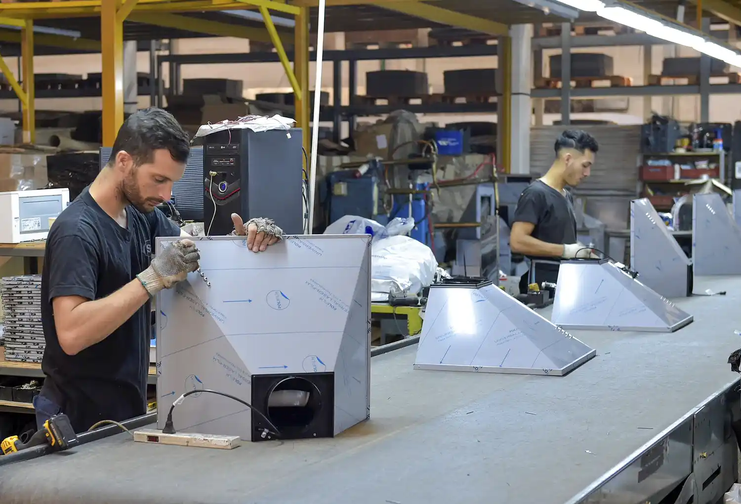 Las pymes ajustan sus precios de acuerdo a un dólar cercano a 240 pesos.