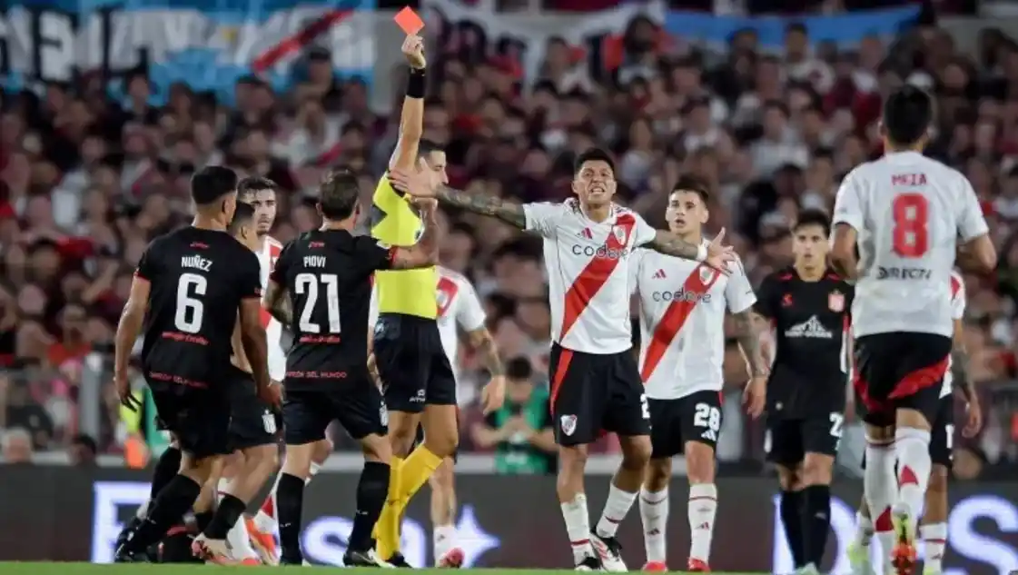 La impotencia de Enzo Pérez se vio reflejada en la roja que lo dejó afuera del partido.