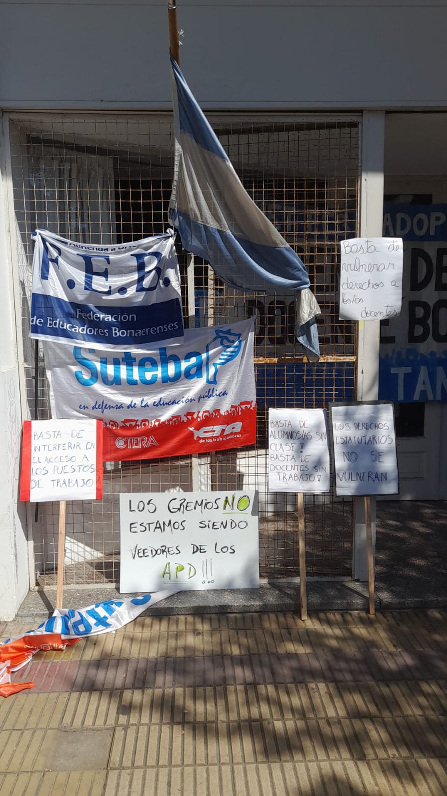 Los carteles y banderas presentes en la movilizacion.