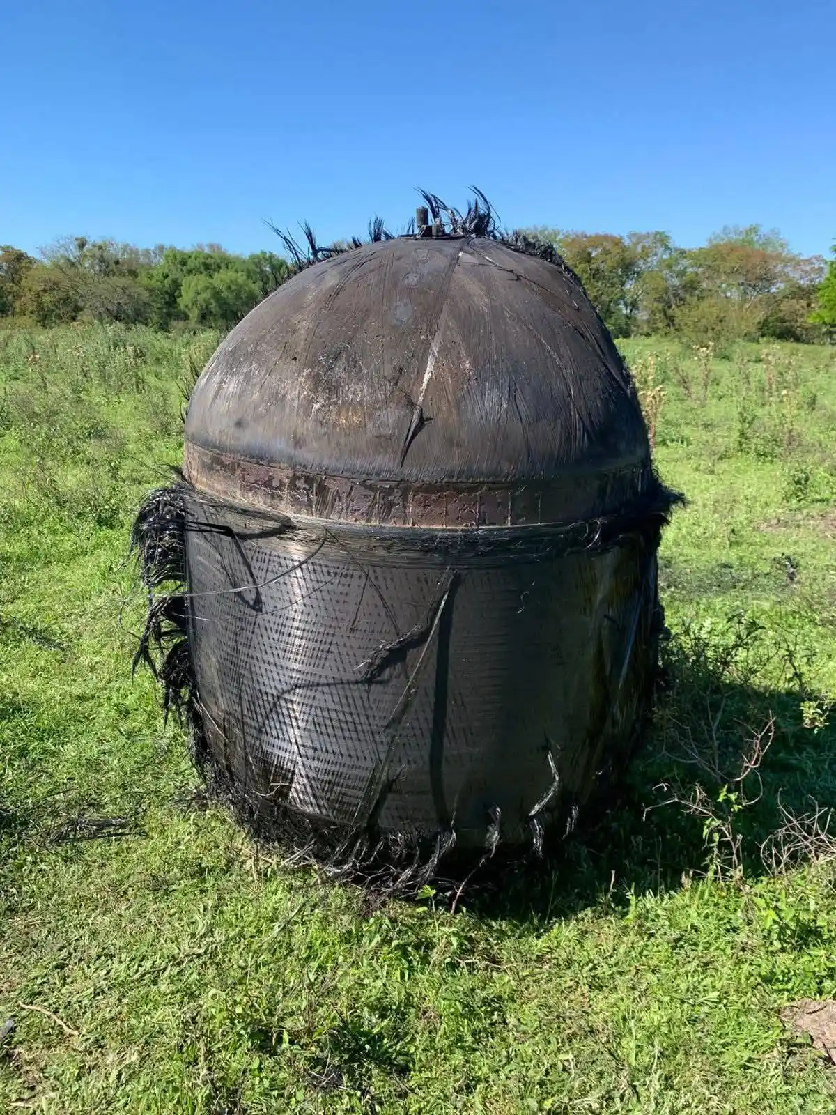 Misterio en la zona rural: cayó un objeto metálico del cielo chaco - 4