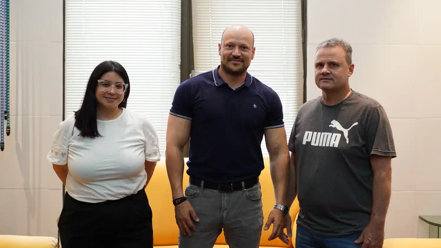 Luciana Ruiz (jefa de marketing de Nobis) Federico Kemmerer (Jefe de ventas Córdoba y Región Centro) y Fernando Magnano (presidente de San Isidro), visitaron a LA VOZ DE SAN JUSTO