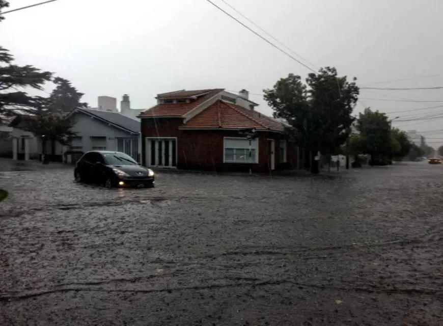 Los videos del temporal en Mar del Plata que anegó las calles