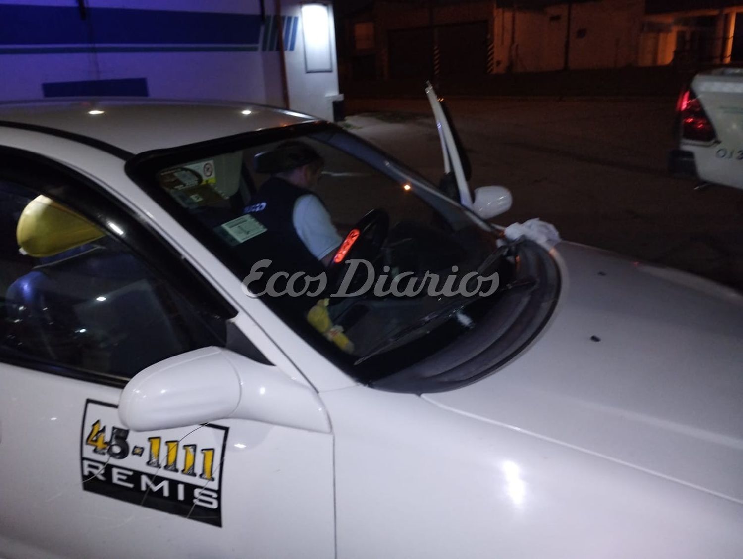 El disparo rompió el parabrisas del auto