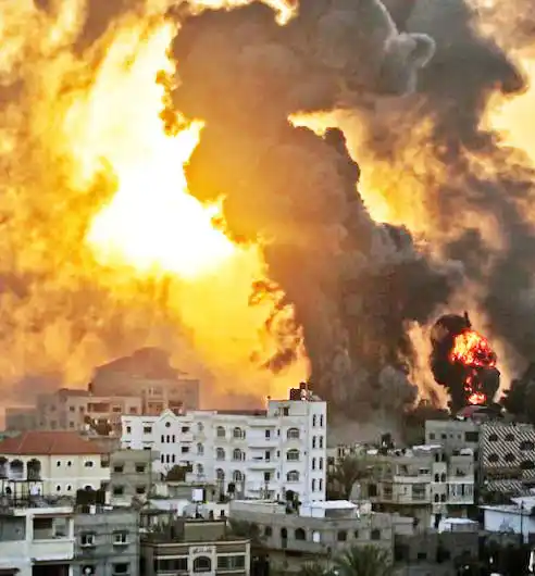 Israel ataca Gaza y los palestinos huyen