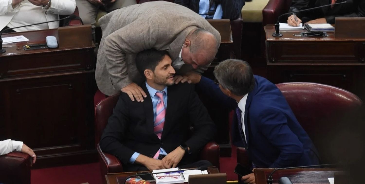 Pullaro, en su último año como diputado y en plena carrera hacia la gobernación. Galdeano y Bastía, lo rodean. Crédito: Archivo.