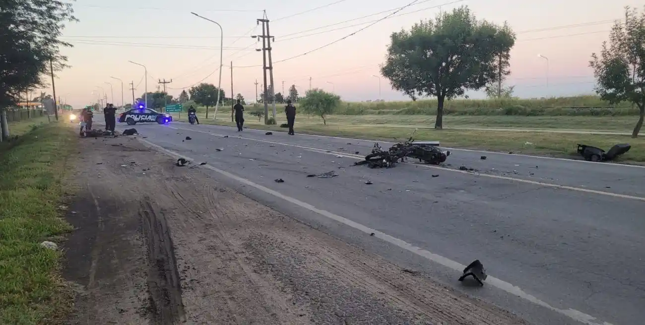 Restos de una de las motocicletas quedaron esparcidos sobre la calzada tras el violento impacto.